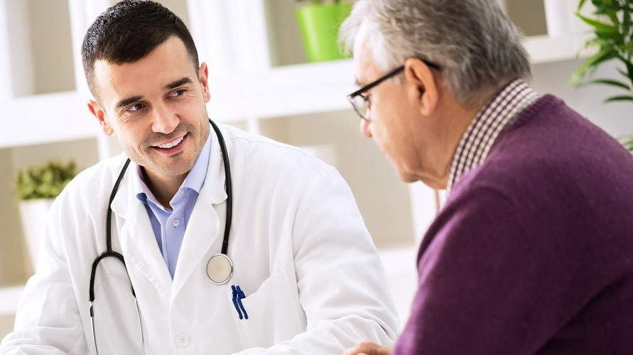 Arzt im Gespräch mit älterem Patienten Arzt im Gespräch mit älterem Patienten